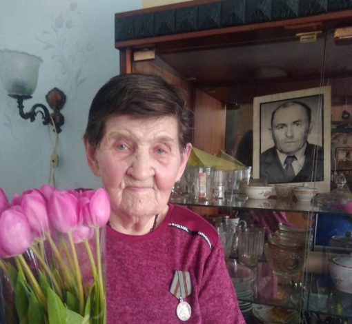 Труженица тыла Евгения Дубивка получила памятную медаль в честь 75-летия Победы. 